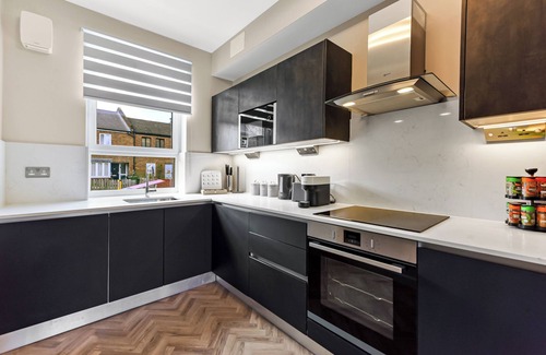 Brixton Hill Apartamento | Chic Retreat Residences: 3 BD Haven - Sleeps 10