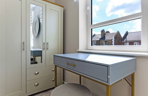 Brixton Hill Apartamento | Chic Retreat Residences: 3 BD Haven - Sleeps 10