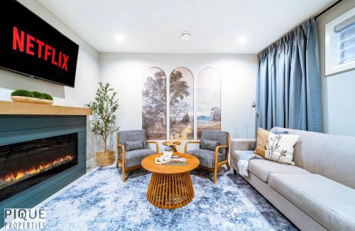 Southwest Edmonton Apartamento | Chic Retreat with Hot Tub - King Bed - Fireplace - WEM