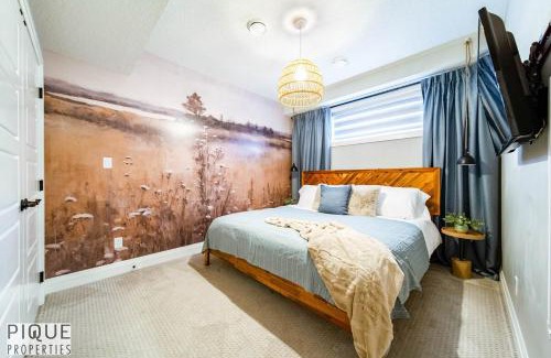 Southwest Edmonton Apartamento | Chic Retreat with Hot Tub - King Bed - Fireplace - WEM