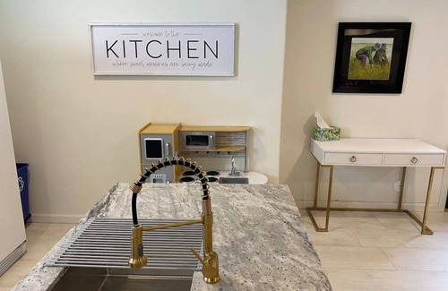 Orem Casa | Chic Retreat: Your Cozy Getaway with Waffles too!