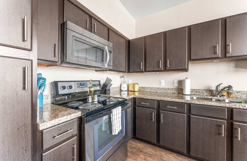 Pleasant Valley Apartamento | Chic SoCo 1BR King Suite w/ GymPickleballLaundry