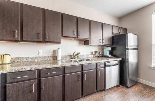 Pleasant Valley Apartamento | Chic SoCo 1BR King Suite w/ GymPickleballLaundry