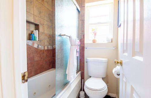 La Jolla Apartamento | Chic & Spacious Studio by the Beach Prime La Jolla Spot Sleeps 4!
