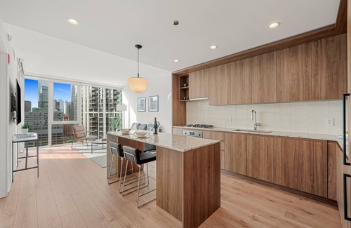 West Town Apartamento | Chic Stay in River North: Luxury Suites, Top Amenities, Near Arts & Nightlife!