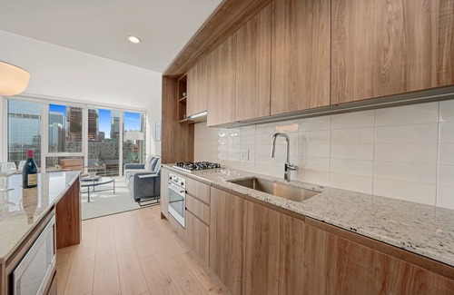 West Town Apartamento | Chic Stay in River North: Luxury Suites, Top Amenities, Near Arts & Nightlife!