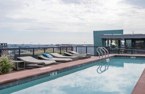 Mount Vernon Triangle Apartamento | Chic Studio in Mt Vernon w/ Balcony, Gym + Pool