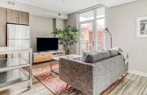 Mount Vernon Triangle Apartamento | Chic Studio in Mt Vernon w/ Balcony, Gym + Pool
