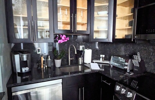 Loch Arbour Apartamento | Chic studio w/lake views 3 blocks from beach! Minutes to downtown! Pet-friendly!