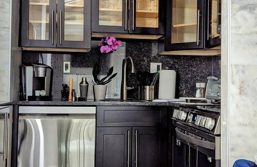 Loch Arbour Apartamento | Chic studio w/lake views 3 blocks from beach! Minutes to downtown! Pet-friendly!