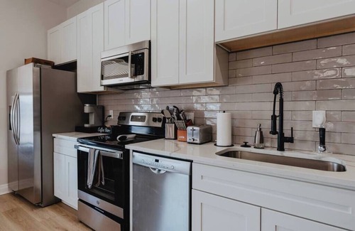The Gate Apartamento | Ground-Level Smart-Lock Studio · Walk to SSM-SLU Hospital · Free Street Parking