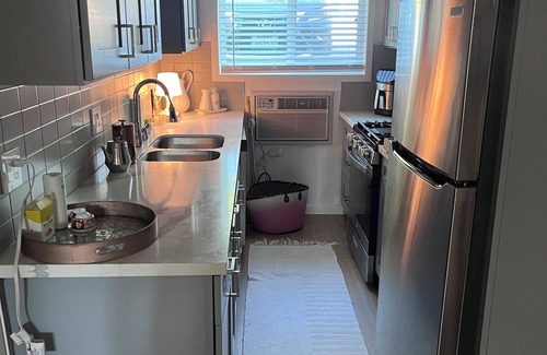 Palms Apartamento | Chic studio with swimming pool, AC and WiFi in fabulous Greater Culver City.