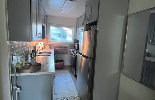 Palms Apartamento | Chic studio with swimming pool, AC and WiFi in fabulous Greater Culver City.