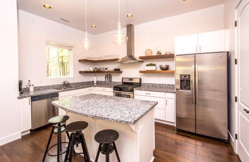 Flagstaff Villa | Chic Stylish 4 BR Newly Built Town-home Perfect Location