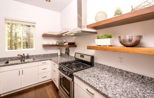 Flagstaff Villa | Chic Stylish 4 BR Newly Built Town-home Perfect Location