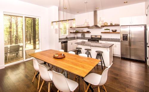 Flagstaff Villa | Chic Stylish 4 BR Newly Built Town-home Perfect Location