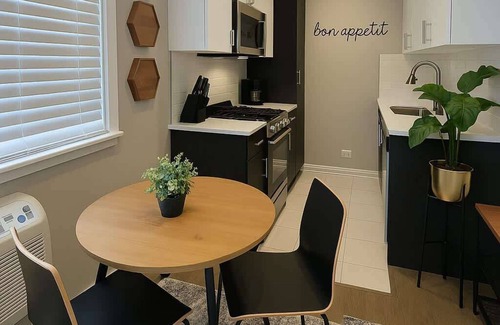 Lake View East Apartamento | Chic & Stylish Studio w/ Modern Kitchen