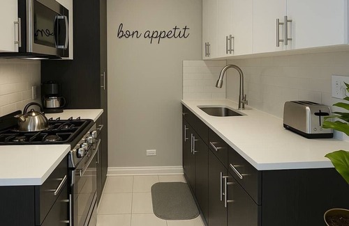Lake View East Apartamento | Chic & Stylish Studio w/ Modern Kitchen