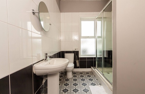 Eccles Cama Y Desayuno | Chic Suite 4: Private Top Floor Room