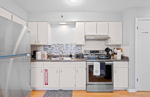 Oak Park Condominio | Chic Suite/Mins to L Train /Laundry/Free Parking