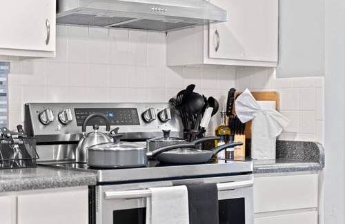 Oak Park Condominio | Chic Suite/Mins to L Train /Laundry/Free Parking