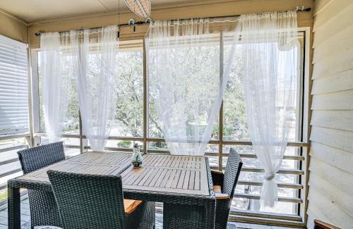 Surfside Beach Apartamento | Chic Surfside Beach Condo with Screened Porch