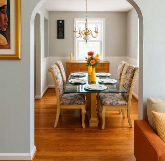 Towson Casa | Chic Towson Townhome Near Baltimore