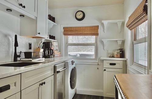 Smallwood Cabina | Chic Treehouse Cabin with Pedal Boat, SUPs, Lake Access, Hot Tub, BBQ & Fire Pit