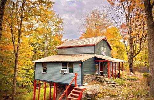Smallwood Cabina | Chic Treehouse Cabin with Pedal Boat, SUPs, Lake Access, Hot Tub, BBQ & Fire Pit