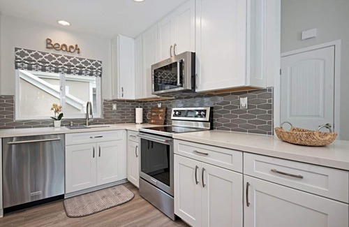 Dana Point Apartamento | Chic Upstairs Condo Steps from Strands Beach