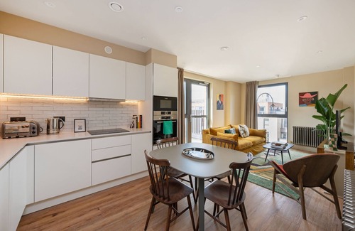 Tottenham Hale Apartamento | Chic Urban Flat with Rooftop Access