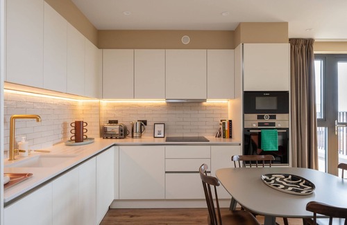 Tottenham Hale Apartamento | Chic Urban Flat with Rooftop Access