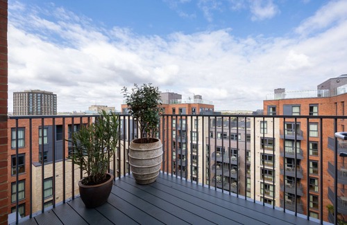 Tottenham Hale Apartamento | Chic Urban Flat with Rooftop Access