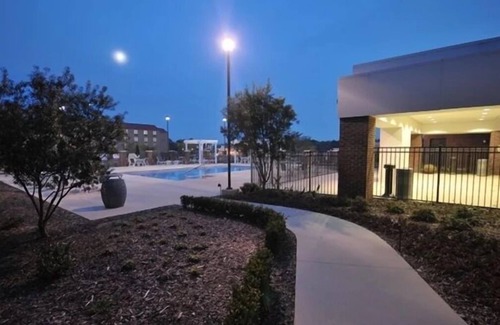 Rocky Mount Casa | Chic Urban Getaway: Close to Battle Park! FREE Parking Onsite, Pool!
