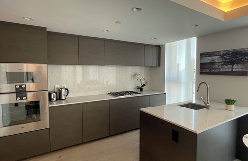 West End Hotel | Chic Urban Stylish Condo in Downtown V