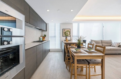 West End Hotel | Chic Urban Stylish Condo in Downtown V