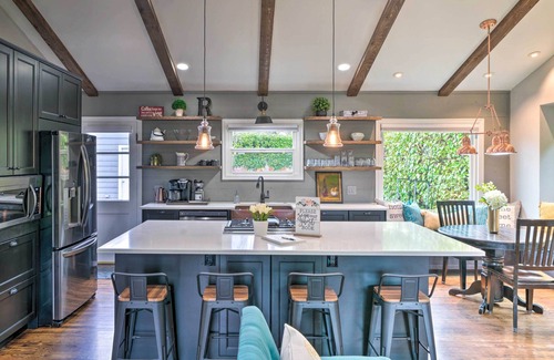 Lincoln Cabaña | Chic Vancouver Cottage: 1 Mile to Main Street