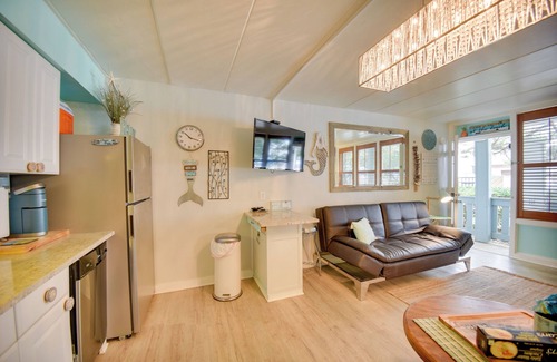Virginia Beach Apartamento | Chic Virginia Beach Retreat - Pool, Steps to Beach