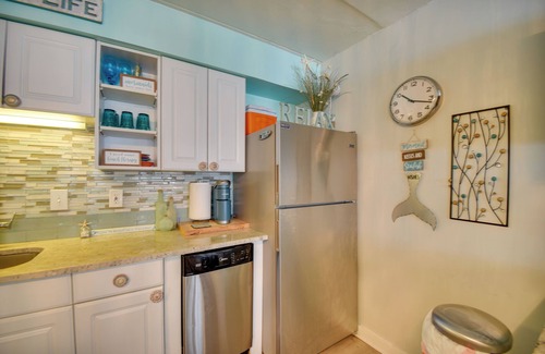 Virginia Beach Apartamento | Chic Virginia Beach Retreat - Pool, Steps to Beach