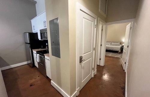 Roanoke Apartamento | Ground Floor 1BR Apartment: King Bed| Rooftop Views| Walkable
