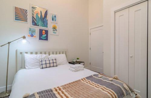Near South Side Apartamento | Chicago 2BR City Escape with Optional Parking Near McCormick Place, Navy Pier, Shedd Aquarium, and Millennium Park