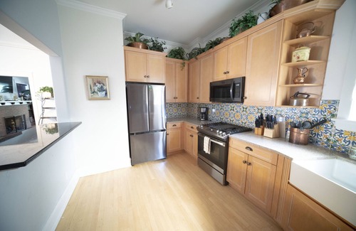 Lake View East Casa | Chicago Bootlegger House Sleeps 11-22 with 3 parking spots