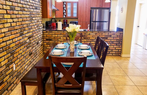 Edinburg Casa | ¡Amplia casa de 1100 pies cuadrados estilo Chicago en una comunidad cerrada!