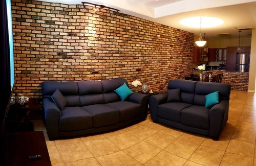 Edinburg Casa | ¡Amplia casa de 1100 pies cuadrados estilo Chicago en una comunidad cerrada!