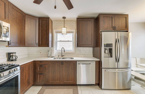 West Pullman Casa | Chicago Vacation Rental, 19 Mi to Downtown Area!