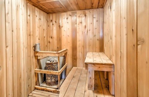 Stambaugh Casa | Chicagon Lakefront Cabin: Private Sauna & Dock with Rowboat - Near Ski Brule