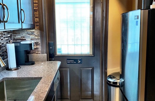 Old Town Triangle Condominio | Chicago’s BEST location… Lincoln Park, Lake Michigan, Wrigley Field, and more!