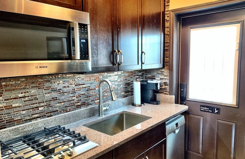 Old Town Triangle Condominio | Chicago’s BEST location… Lincoln Park, Lake Michigan, Wrigley Field, and more!