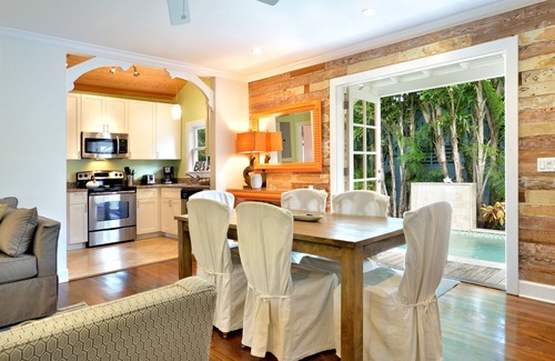 Uptown - Upper Duval Cabaña | ~ Chick-A-Pea Cottage ~ Casa impresionante con piscina y estacionamiento, a 1 cuadra de Duval