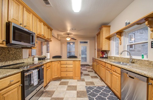 Pointblank Casa | Chick & Modern Getaway Ranch - Lake Livingston View!